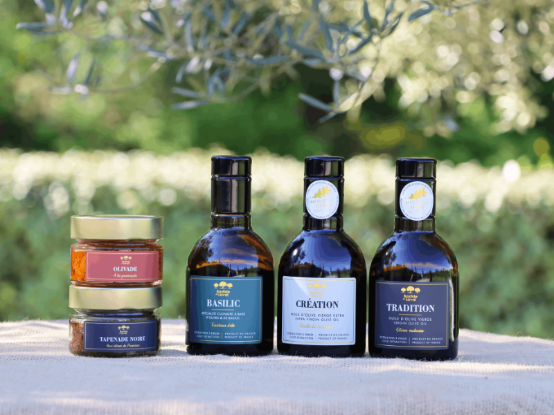 Assortiment huiles d'olive, tapenade noire et olivade à la tomate