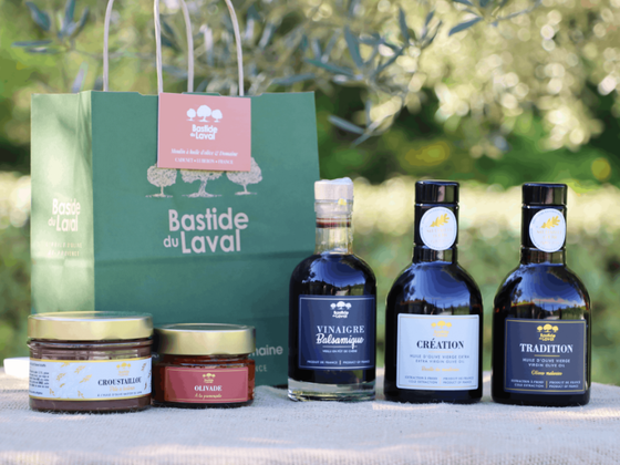 Assortiment huiles d'olive, vinaigre balsamique, olivade à la tomate et pâte à tartiner