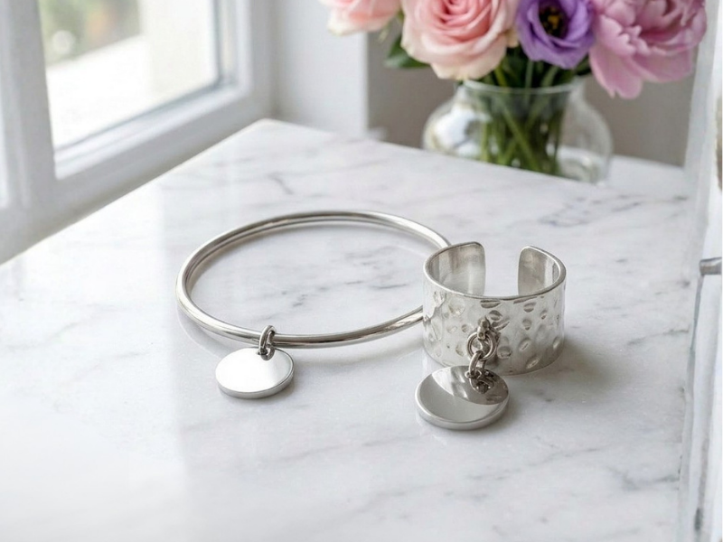 Coffret de 1 bague et 1 jonc à pampille argentés