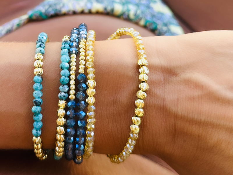 Parure un collier, deux boucles d'oreilles et une bague