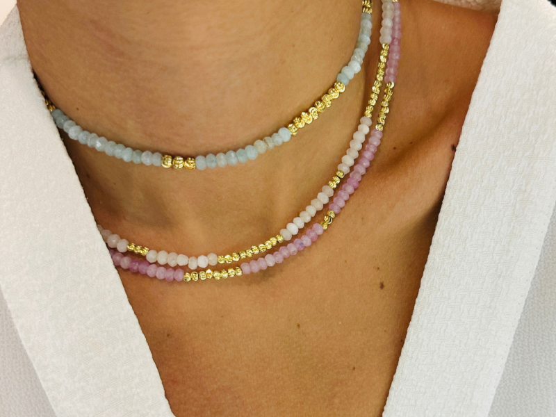 Parure un collier, deux boucles d'oreilles et une bague