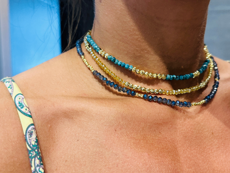 Parure un collier, deux boucles d'oreilles et une bague