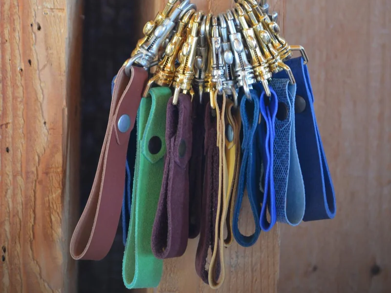 Porte-cartes et porte-clés en cuir