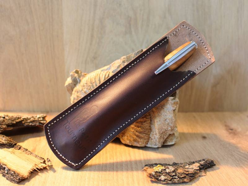 STYLO BILLE EN BOIS LOCAL ET SON ÉCRIN EN CUIR