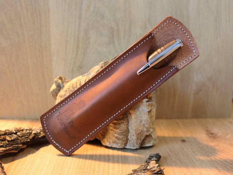 STYLO BILLE EN BOIS LOCAL ET SON ÉCRIN EN CUIR