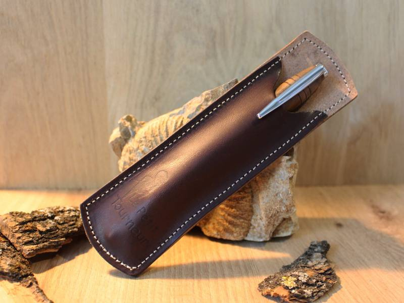 STYLO BILLE EN BOIS LOCAL ET SON ÉCRIN EN CUIR