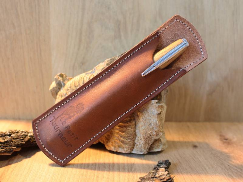 STYLO BILLE EN BOIS LOCAL ET SON ÉCRIN EN CUIR
