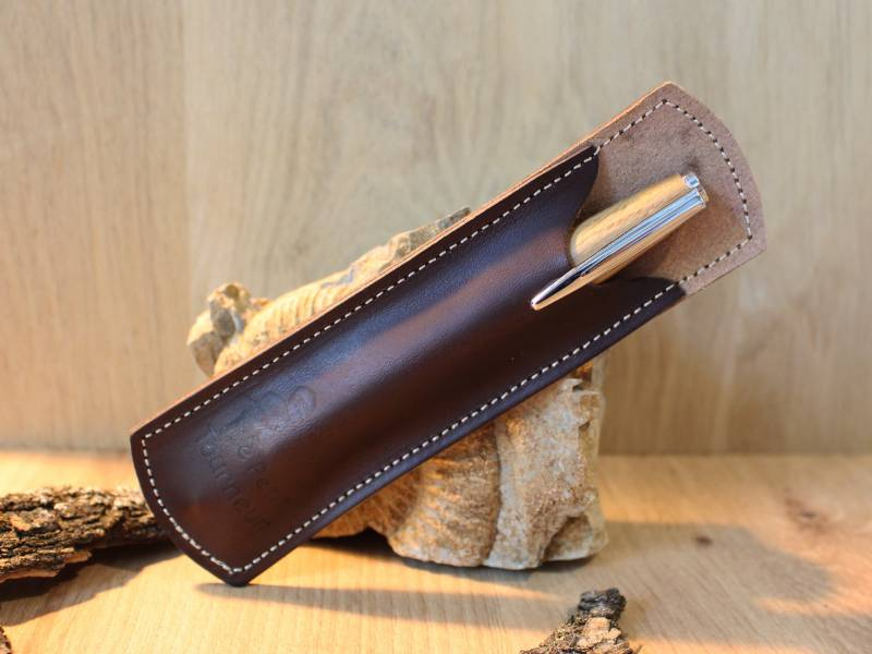 STYLO BILLE EN BOIS LOCAL ET SON ÉCRIN EN CUIR