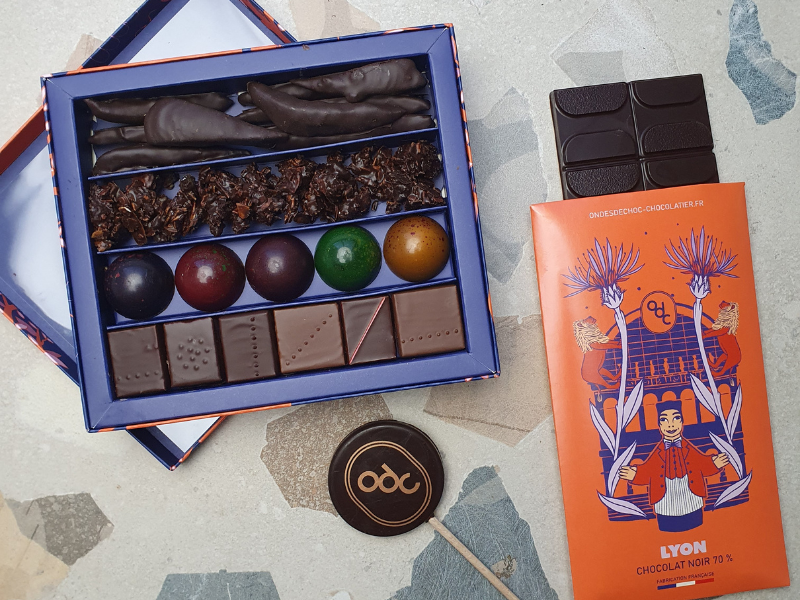 COFFRET COM*BO – 1 Tablette Edition Spéciale Lyon, Sucette Chocolat