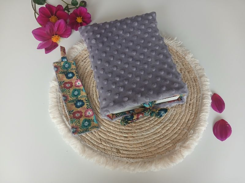 pochette à livre avec son marque page