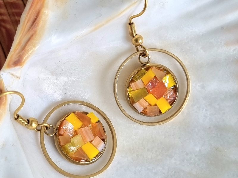 Boucles d’oreille « Astre sacré » en verre vitrail