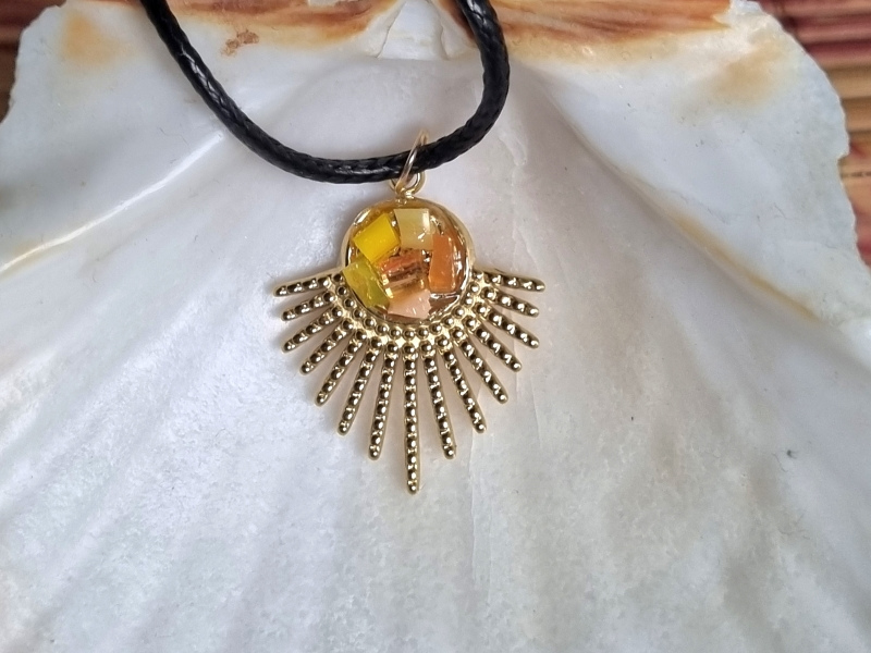 Pendentif collier « Astre sacré » en verre vitrail