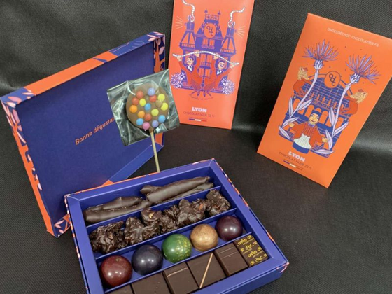 COFFRET COM*BO – 2 Tablettes Edition Spéciale Lyon, Sucette Chocolat et gourmandises