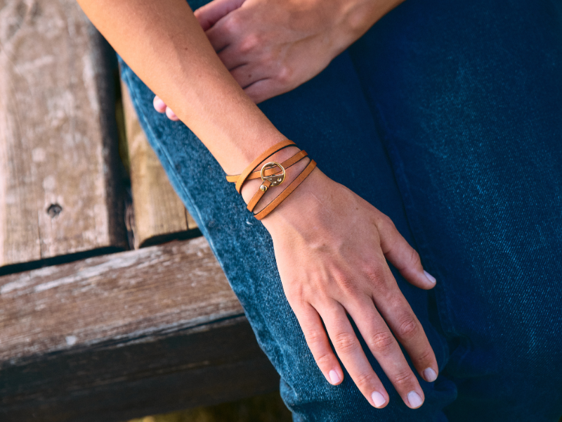 Bracelet Lanière en cuir fermoir doré