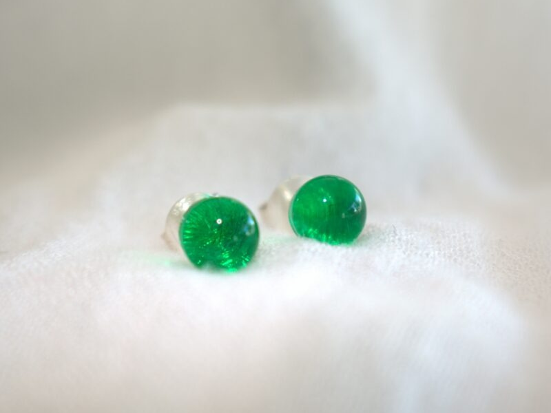 clous d'oreilles vertes lumière