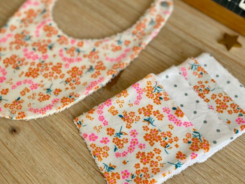 Duo Bébé : 1 bavoir & 4 Lingettes