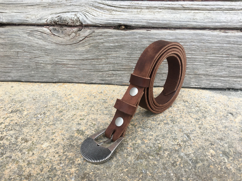Une ceinture en cuir de vachette de tannage végétal