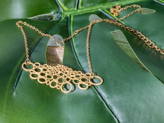 Collier plastron troué