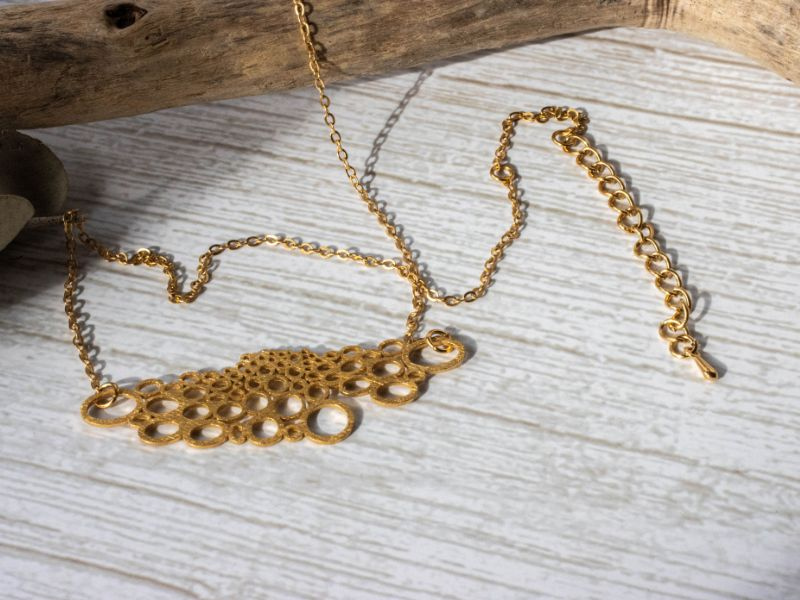 Collier plastron troué