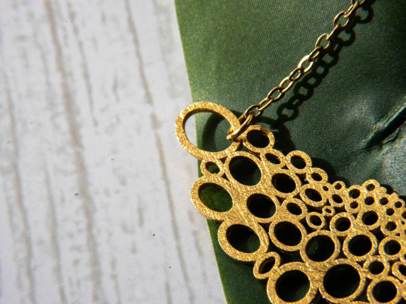 Collier plastron troué