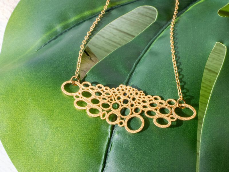 Collier plastron troué