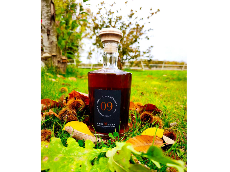 Une bouteille avec étui de rhum vieilli en fût de chêne au Sirop d'Erable et noix torréfié