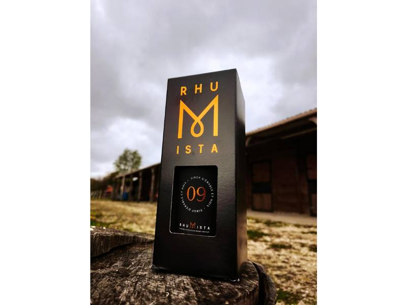 Une bouteille avec étui de rhum vieilli en fût de chêne au Sirop d'Erable et noix torréfié