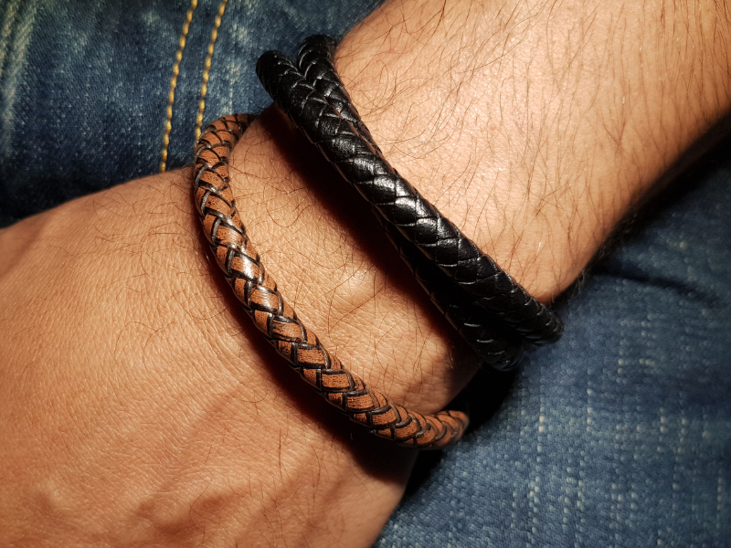 2 bracelets en cuir et inox