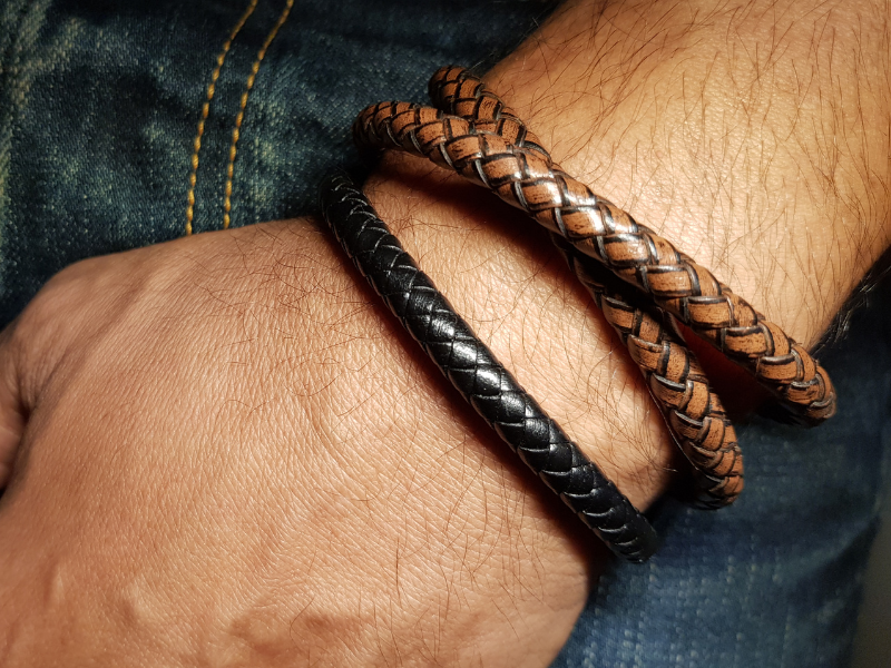 2 bracelets en cuir et inox