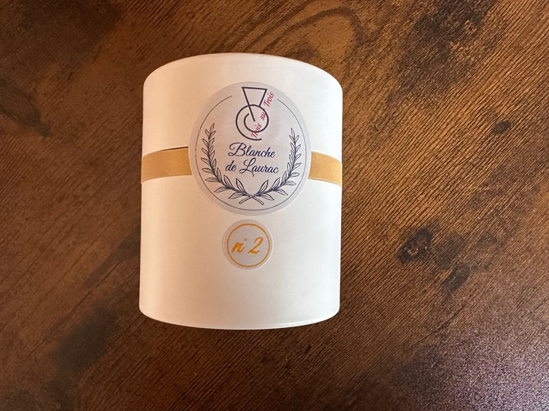 DEUX BOUGIES  BLANCHES DE LAURAC AUX HUILES ESSENTIELLES