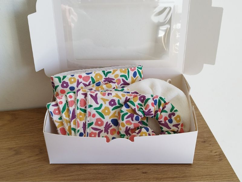 Coffret 5 lingettes démaquillantes + son panier, son chouchou et sa fleur de douche