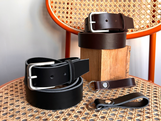Ceinture large en cuir au tannage végétal et boucle en laiton massif finition nickelée et porte-clés assorti