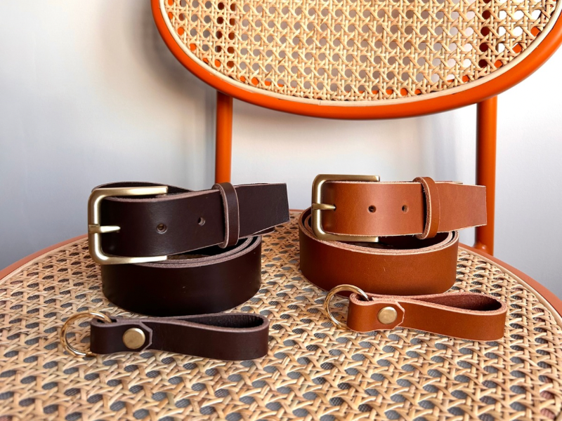 Ceinture large en cuir au tannage végétal et boucle en laiton massif finition laiton et porte-clés assorti