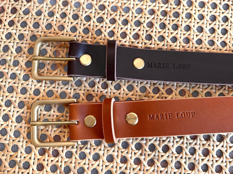 Ceinture large en cuir au tannage végétal et boucle en laiton massif finition laiton et porte-clés assorti