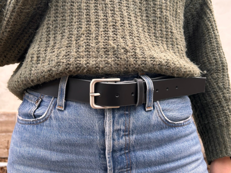 Ceinture large en cuir au tannage végétal et boucle en laiton massif finition nickelée et porte-clés assorti