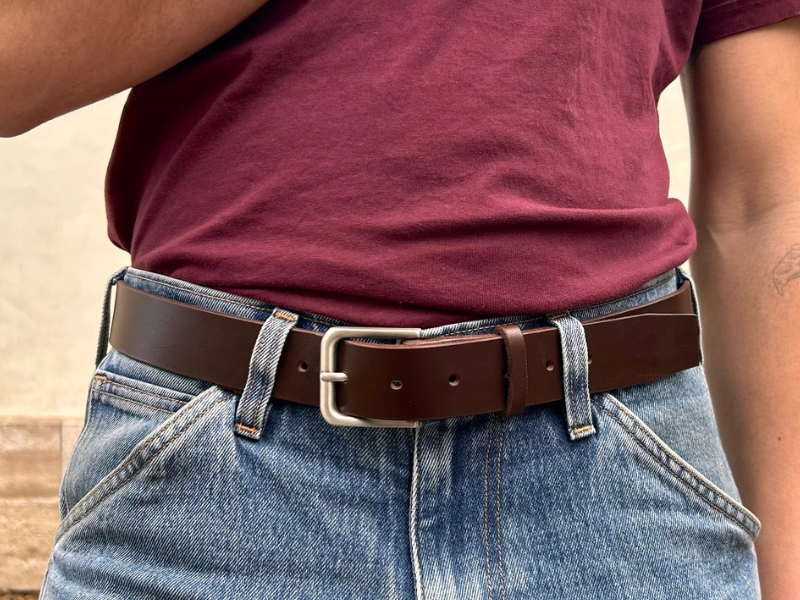 Ceinture large en cuir au tannage végétal et boucle en laiton massif finition nickelée et porte-clés assorti