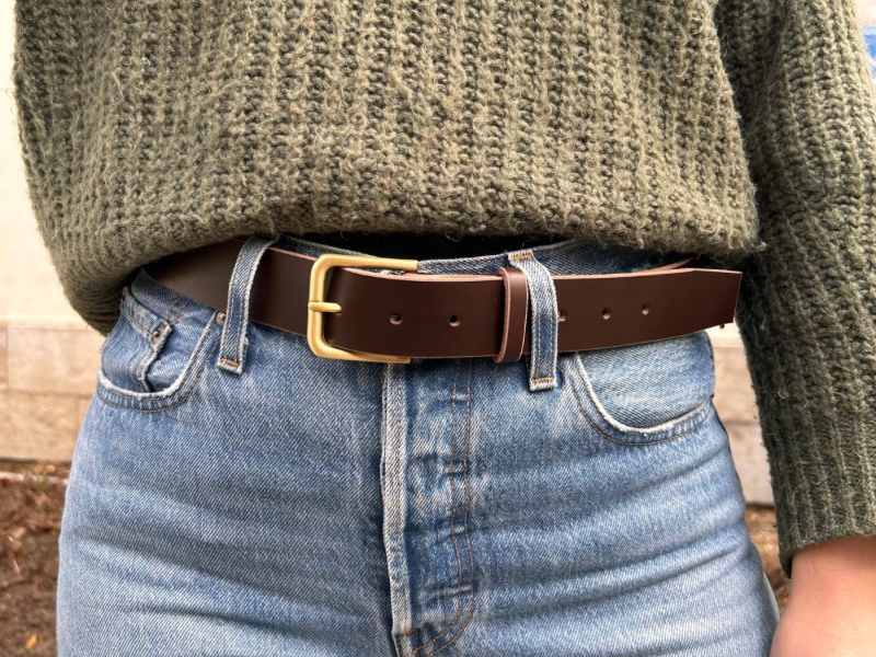 Ceinture large en cuir au tannage végétal et boucle en laiton massif finition laiton et porte-clés assorti