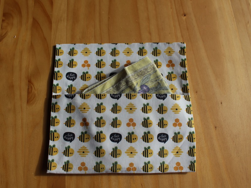 6 pochettes serviettes de table BRODEES en coton BIO + 1 petite charlotte couvre-plat