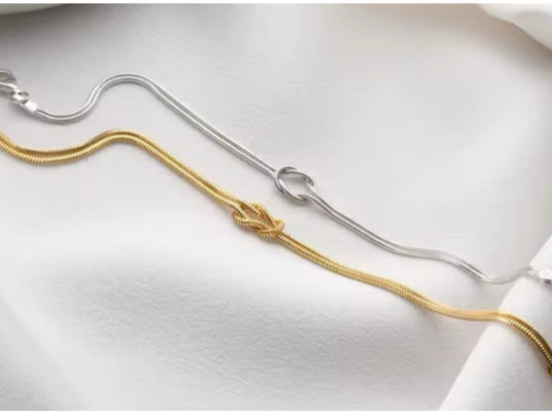 Une parure de couple, composée de 2 bracelets assortis