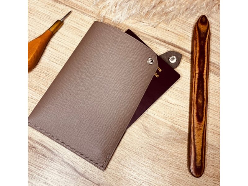 Porte passport en cuir
