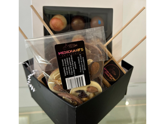 1 boîte de chocolats fourrés, 1 réglette et 4 bâtons pour chocolat chaud