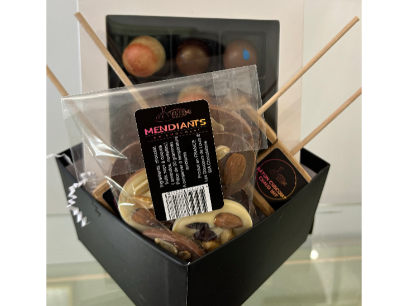1 boîte de chocolats fourrés, 1 réglette et 4 bâtons pour chocolat chaud