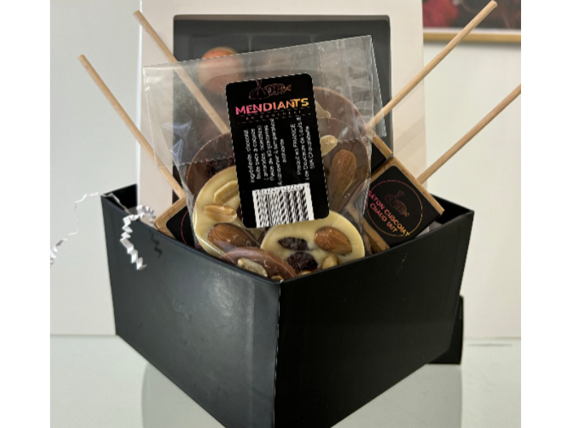 1 boîte de chocolats fourrés, 1 réglette et 4 bâtons pour chocolat chaud