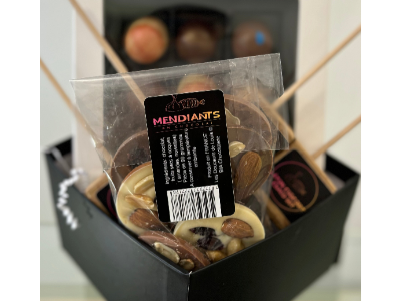 1 boîte de chocolats fourrés, 1 réglette et 4 bâtons pour chocolat chaud