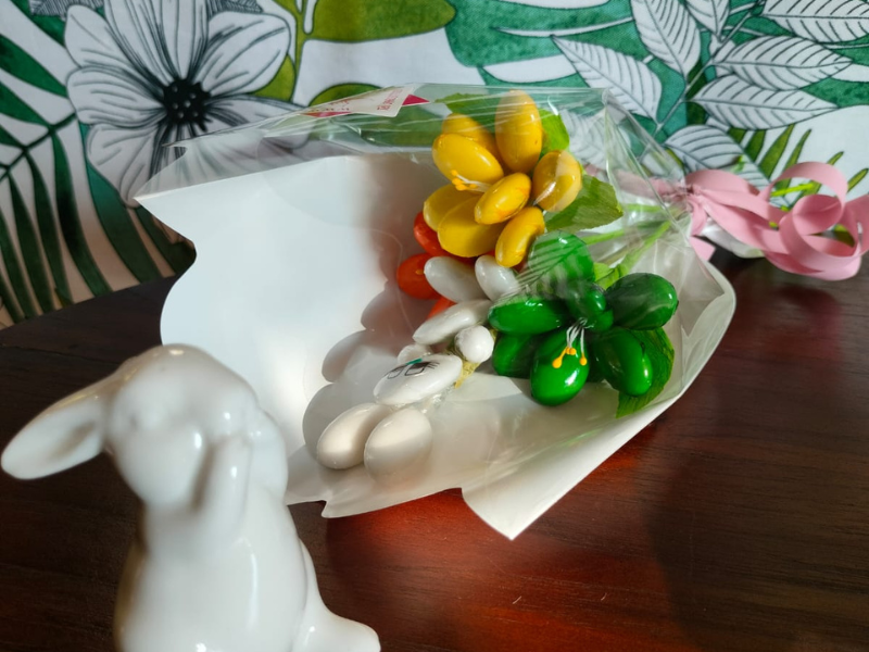 Mini bouquet frésias et lapin en dragées chocolat