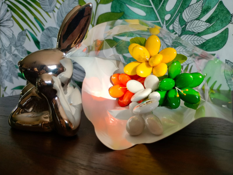 Mini bouquet frésias et lapin en dragées chocolat