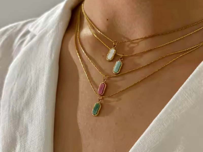 Collier fin + pendentif en pierre naturelle