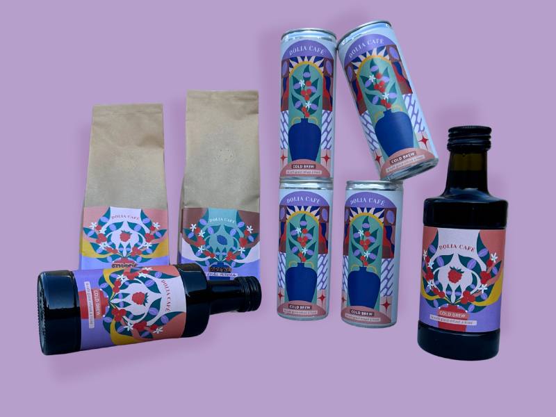 Coffret de 4 canettes de Cold Brew (25cl), de 2 bouteilles de Cold Brew (25cl) et 2 paquets de café de 250grs.