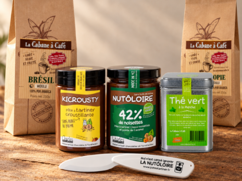 Assortiment de pâtes à tartiner, thé et café, tartineur