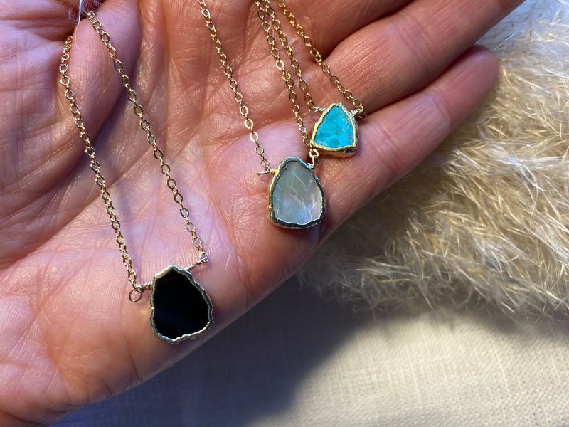 Collier Découvre ton Intuition - doré à l'or fin 24 carats et pierre naturelle